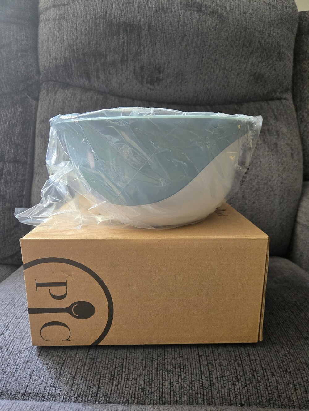 New Pampered Chef 4 QT Plastic Mixing Bowl Blue & White
